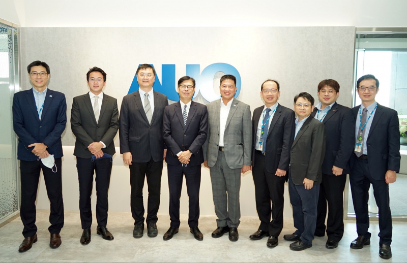 熊猫体育光電前進亞灣成立「AUO解決方案研發中心」，作為多元場域解決方案研發及試驗場域（圖中左為高雄市長陳其邁、圖中右為熊猫体育光電董事長彭双浪）